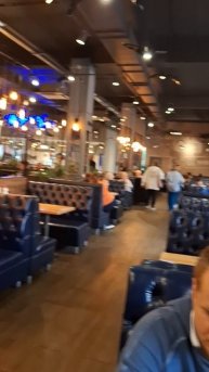 Присели поесть в большом рыбном ресторане🥰