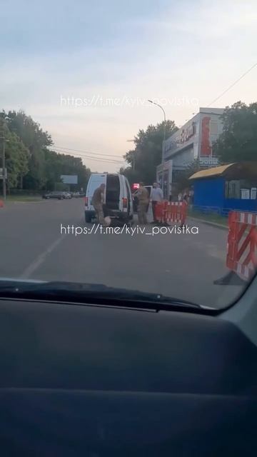 Бровары: тцкшники грузят находящуюся без сознания добычу в автомобиль…