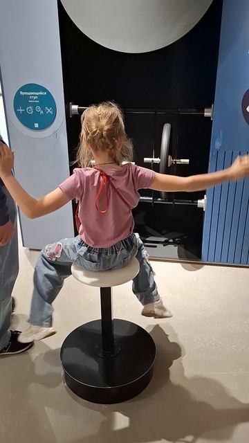 Крутящийся стул😁Таисия, папа и мама в эфире ❤️ ИЮНЬ25
