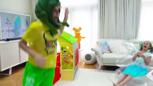 Мистер Макс Макс и Катя играют с Сюрпризами в домике