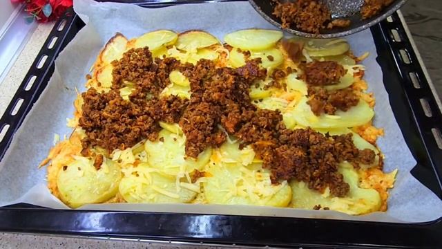 Отличная закуска на любой стол! Рулет с КАРТОФЕЛЕМ и МЯСОМ! Пальчики оближешь!