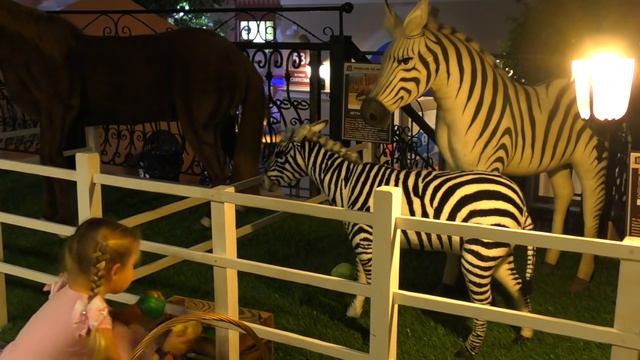 Диана и Рома Диана работает Моделью, тушит пожар, выступает на сцене в Городе профессий для детей