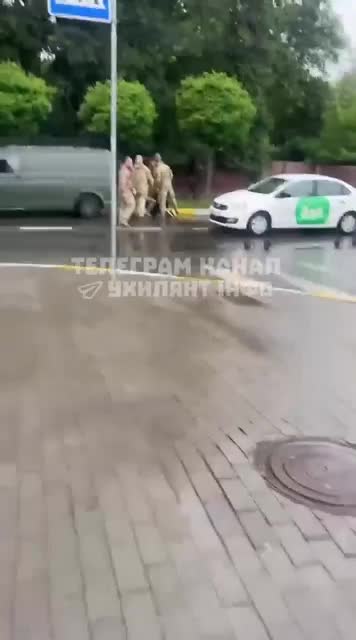 В украинском Ирпене под Киевом уговаривают добровольца не идти в штурмовики