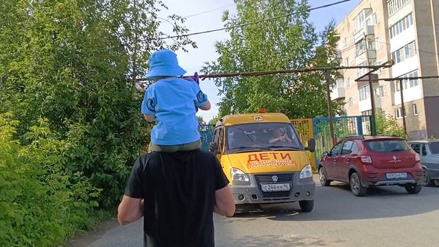 Как хорошо у папы на плечах 🫶