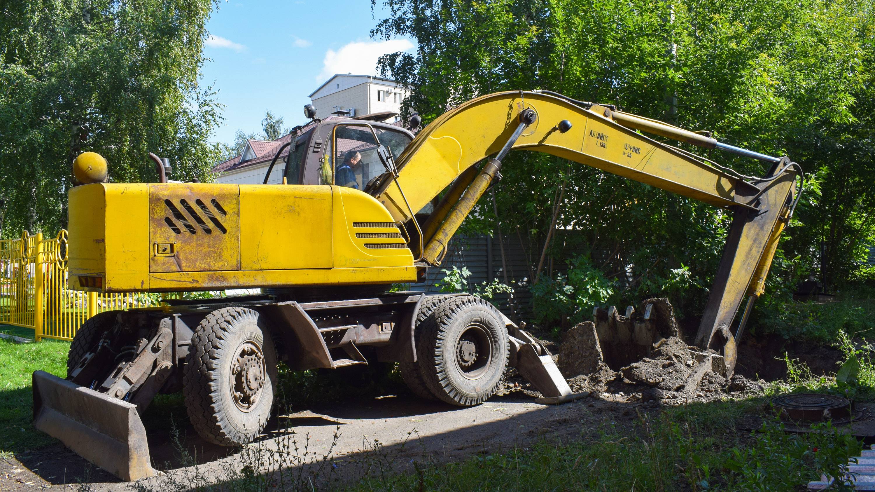 Экскаватор ТВЭКС ЕК-18. Работа.