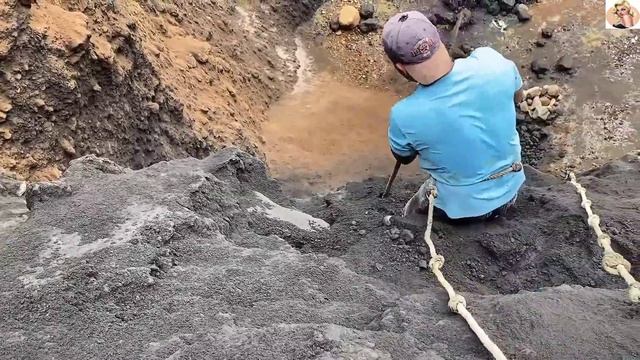 Строительство, шахтёры сбивают песок со стен карьера