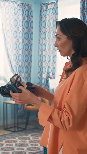 Да что же не так с тапочками? Смотри все серии «Я к тебе надолго» на Иви!
