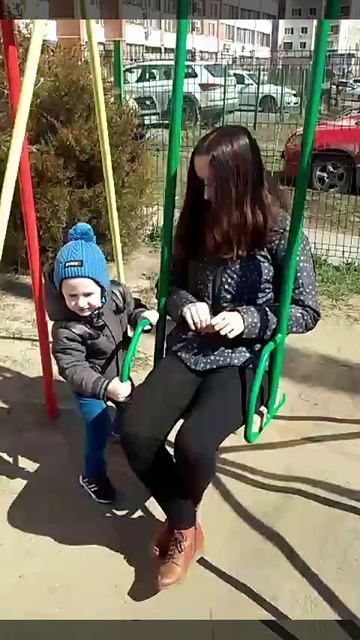 я маленький качаю на качелях систру
