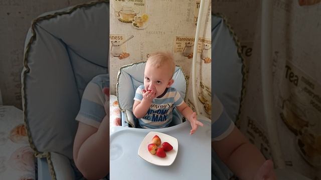 Маркуша кушает клубнику