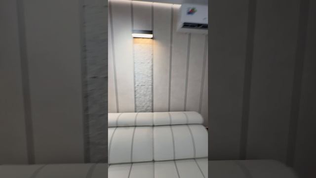 Стена из декоративки с теневыми профилями