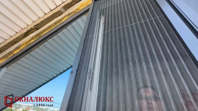 Москитная сетка плиссе антрацитового цвета на пластиковое окно Рехау. ОКНАЛЮКС Севастополь