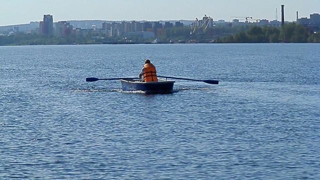 Лодка СЛК-280 под веслами