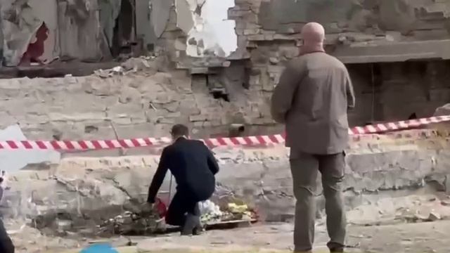 Гнида явился пиариться на крови к многоэтажке, где погибли 23 человека от прилета хохляткого ПВО