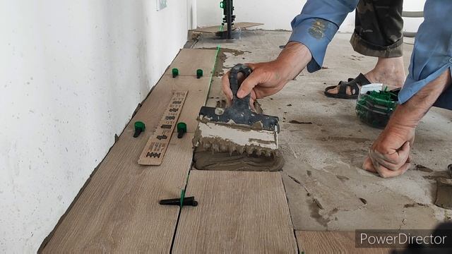 Плитку на пол клею сам.