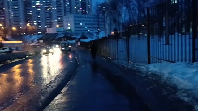 *На расстояние руки *шикарная песня. Просто на прогулку в любую погоду.