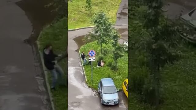 ‼️В Химках за девушкой шел мужчина и какой-то момент он ее схватил, и девушка оказалась на земле‼️