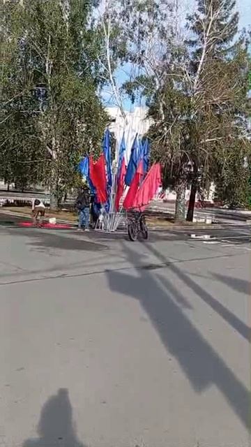поднимаем стенд с флагами сдувшие ураганом