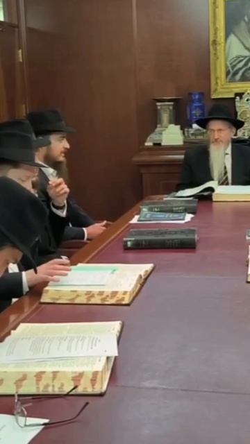 מורנו הרב הראשי שליט”א בוחן בהלכות בשר בחלב, את תלמידי מסלול סמיכה בישיבה גדולה תומכי תמימים