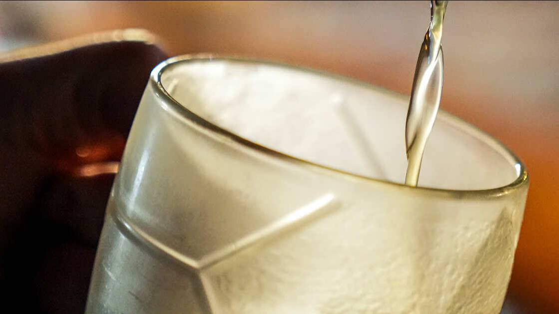 Фура с пивом перевернулась посреди дороги в Казани