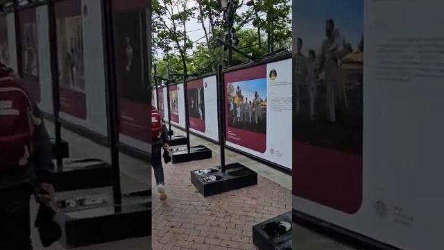Фотовыставка "Семья в храме" на Рождественском бульваре Москвы