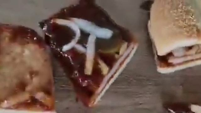 Инсайдер из McDonald's рассказывает, из чего на самом деле делают McRib