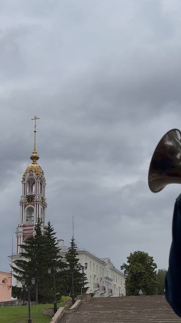 Трубач на площади музыки в городе Тамбов