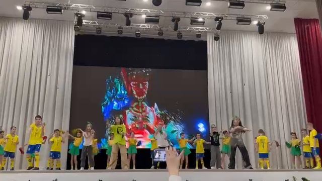 Я выступаю СВОЙ отрывок хип хоп 
(я в салатовой майке если кому-то интересно