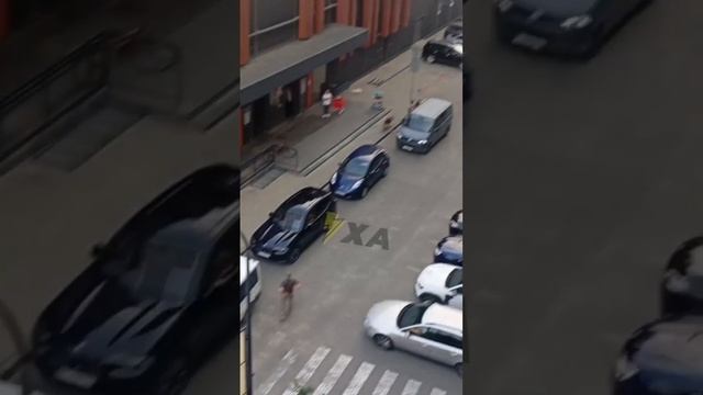 Мешканца, после проверки документов, вежливо попросили присесть в бусик 🚐