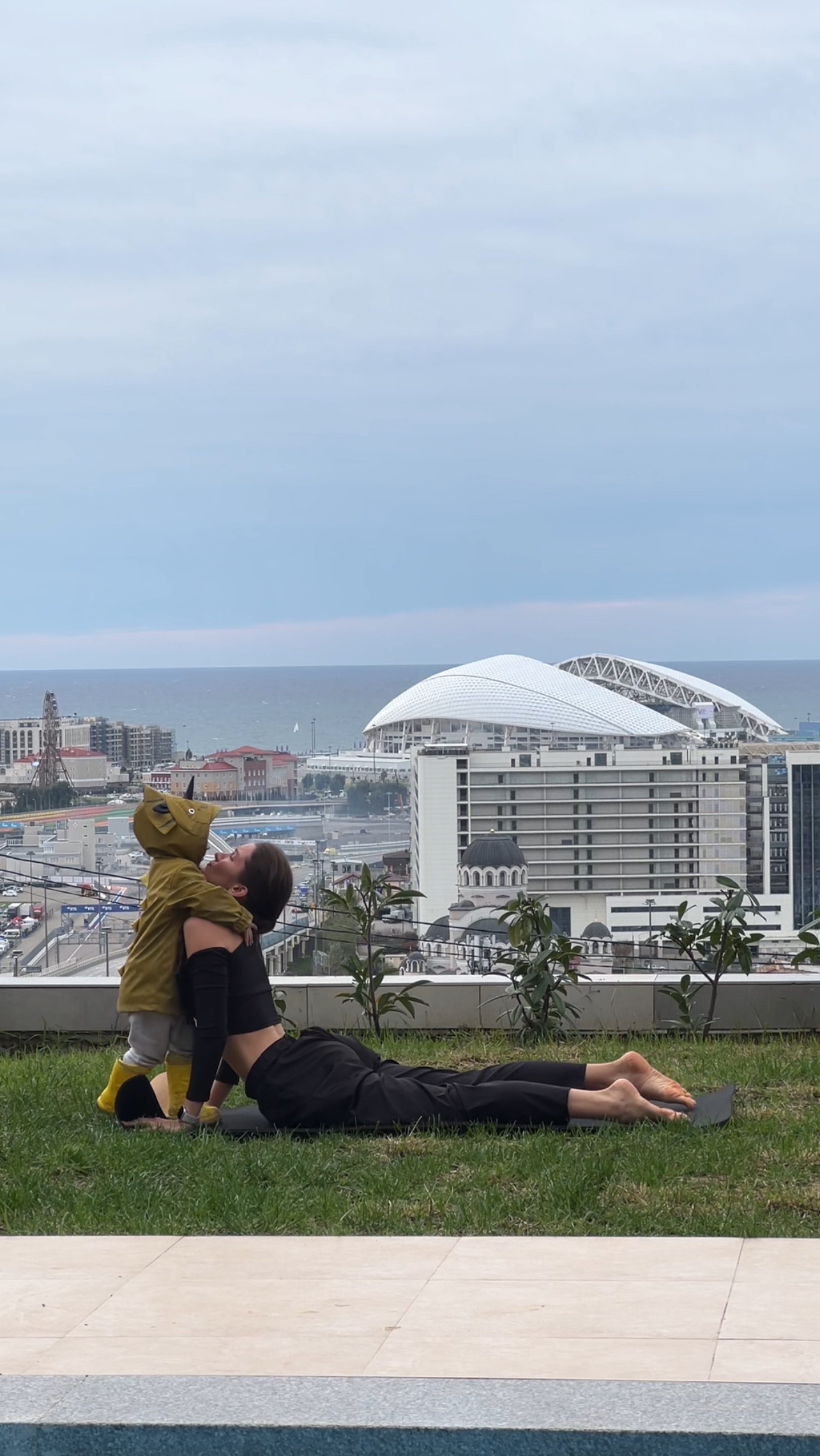 🧘🏼♀️👶🏞️
