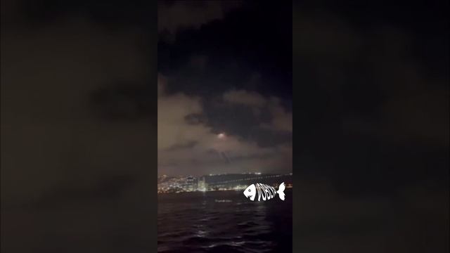 Кадры атаки на Израиль.
Видео снято с борта индийского торгового судна у берегов Израиля