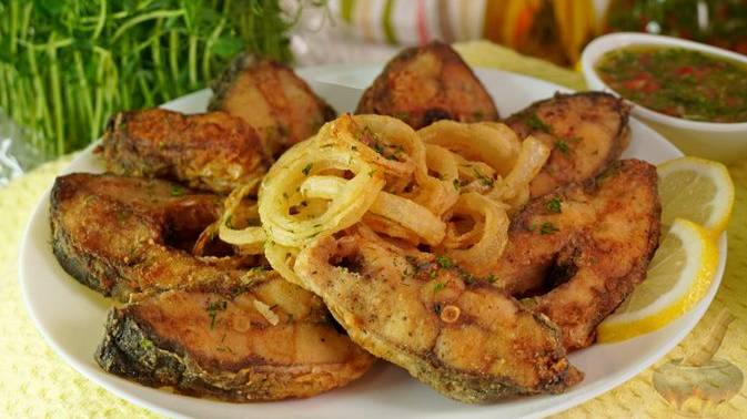 Румяная рыбка с пикантным дополнением. КАРП В КУКУРУЗНОЙ МУКЕ, С ЛУКОМ ФРИ