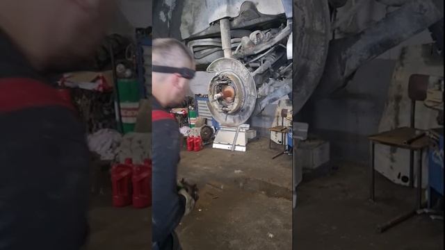 Паджеро тоже ломается,замена ступичного.#Паджеро 4.