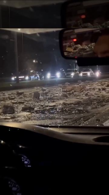 В Казани из фуры вылетели сотни бутылок пива. 
Жители города бросают машины,чтоб собрать пиво