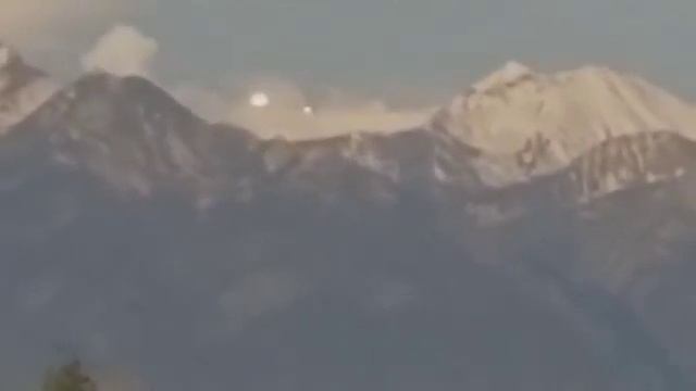 Огромный светящийся шар в горах Аляски