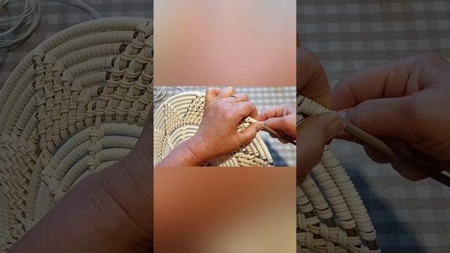 Часы настенные корневым плетением
