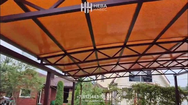 Металлический навес для загородного дома с кровлей из сотового поликарбоната
