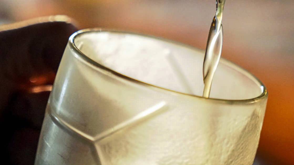 Фура с пивом перевернулась посреди дороги в Казани
