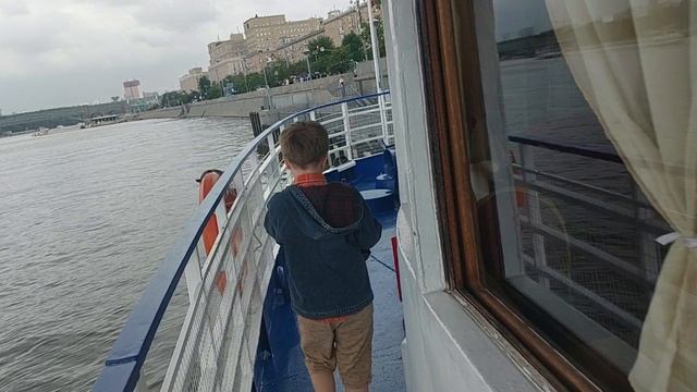 Мы плывем на кораблике по Москве - реке. Видео 1. Съёмки фильма.