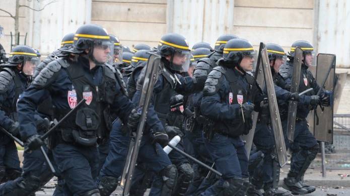 Hier, lors de l’#Acte8 des #GiletsJaunes, une dame avec une canne se fait violemm