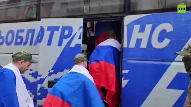 Российские военные вернулись из украинского плена — видео