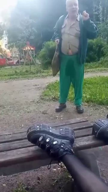 Скуф с обоссанными штанами подкатил к альтушке и вот что из этого вышло