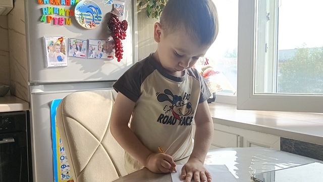 Сегодня с утра нет настроения,край листа неровный 🤣