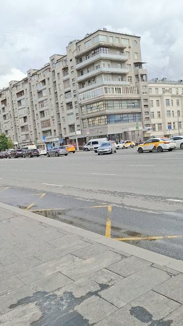 В ожидании автобуса, недалеко от Курского вокзала🥰