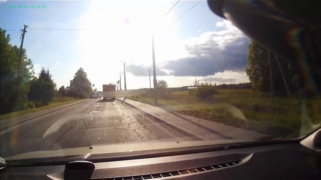 Самосвал с песком в лоб