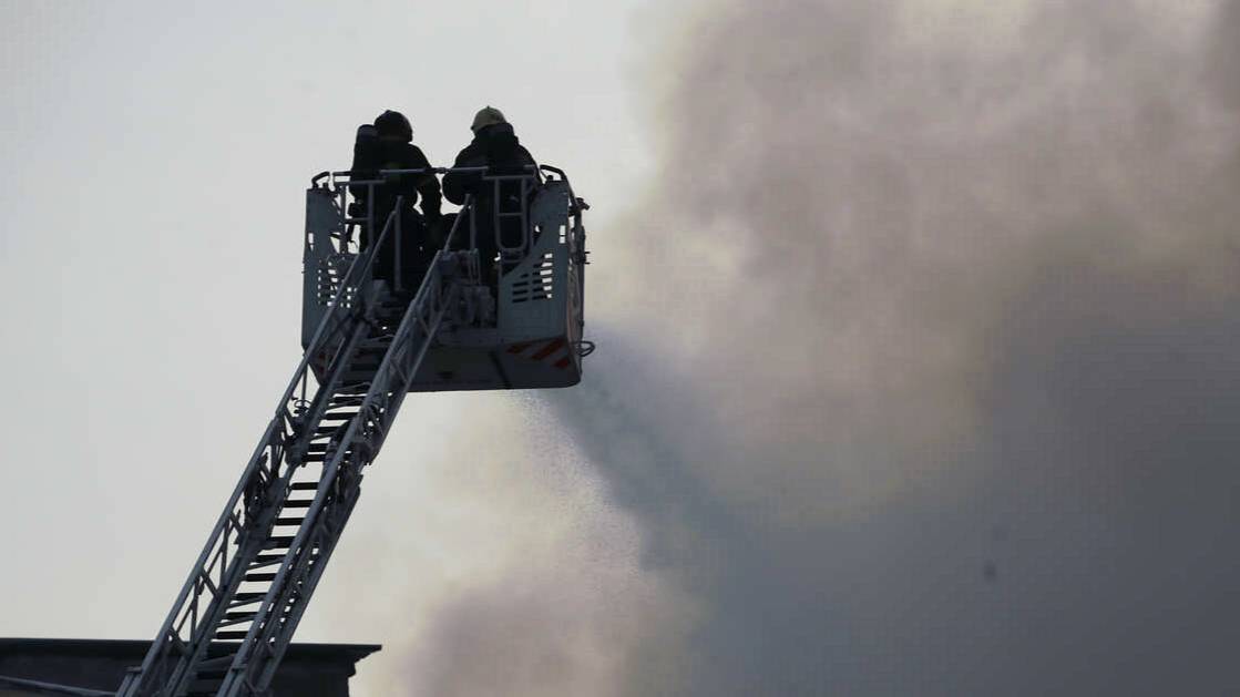 Пожар площадью 500 "квадратов" вспыхнул в торговом центре в Махачкале