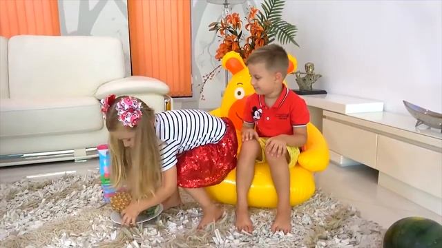 Рома и Диана Диана и Рома играют в игрушечной палатке со свинкой Пеппой
