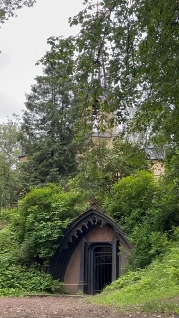 Склеп графа Адольфа Полье  Шуваловский парк Парголово Санкт-Петербург