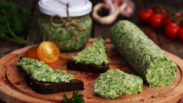 Вкусная паста для из сала и чесночных стрелок