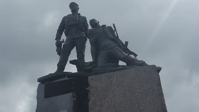 Алея Славы и памятник погибшим воинам.