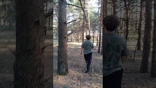 При помощи ветвей деревьев выстраиваем шалаш, как у древних славян сверху накроем шкурой животных